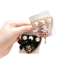 Designer Brooch for Women Girl Coat Sweater Accessories Vintage Badge Fashion Jewelry Euro American Pearl Number 5 Bow Fabric